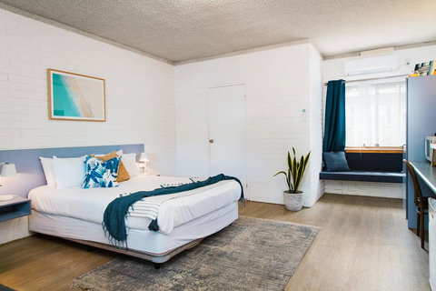 The Med Crescent Head - Kawana Tourism 0