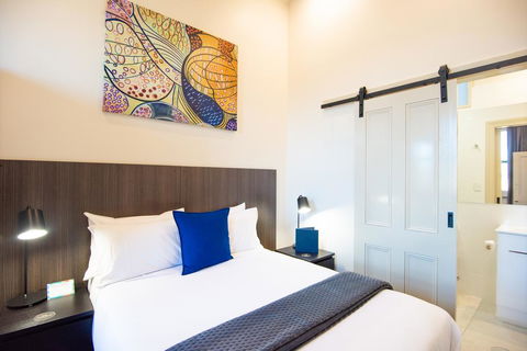 The Mile End Hotel - Kawana Tourism 3
