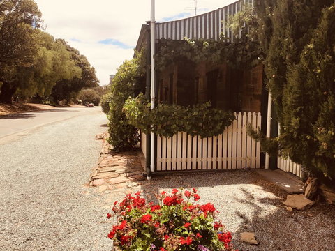 The Olde Devonshire House - Kawana Tourism 0