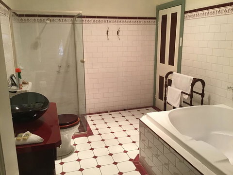 The Olde Devonshire House - Kawana Tourism 3