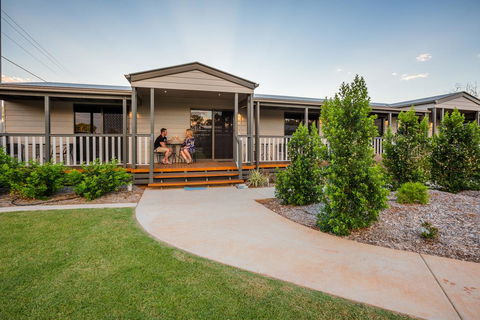 The Rocks Motel - Kawana Tourism 0