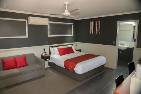 The Rocks Motel - Kawana Tourism 1
