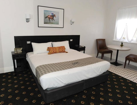 The Yarrawonga Hotel - Kawana Tourism 0