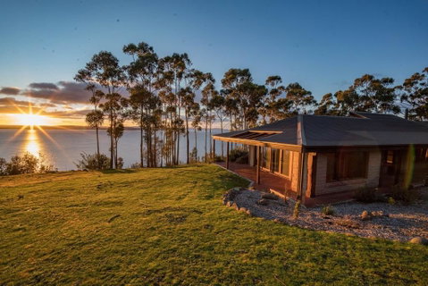 Tinderbox Cliff House - Kawana Tourism 0