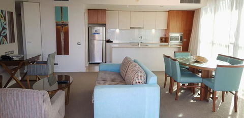 U212 Elston Grandsurf Resort - Kawana Tourism 2