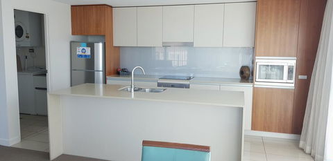 U212 Elston Grandsurf Resort - Kawana Tourism 3