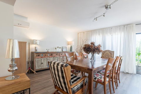 ULTRA SPACIOUS STYLISH HOME IN PRESTONS - SYDNEY - Kawana Tourism 1