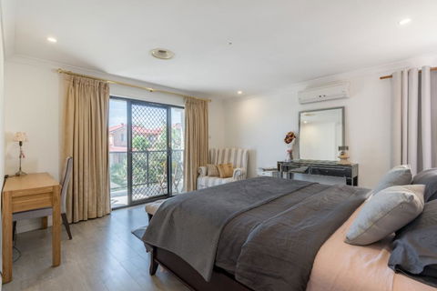 ULTRA SPACIOUS STYLISH HOME IN PRESTONS - SYDNEY - Kawana Tourism 2
