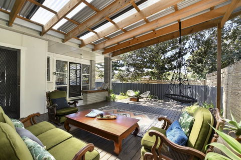 UMINA BEACH KOKOMO- Walk To The Beach, FAMILY And PET FRIENDLY Set Of 3 Vintage Original Holiday Flats & Vintage Caravan And Bat - Kawana Tourism 2