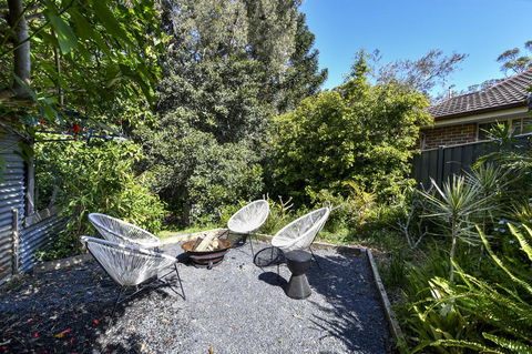 UMINA BEACH KOKOMO- Walk To The Beach, FAMILY And PET FRIENDLY Set Of 3 Vintage Original Holiday Flats & Vintage Caravan And Bat - Kawana Tourism 3