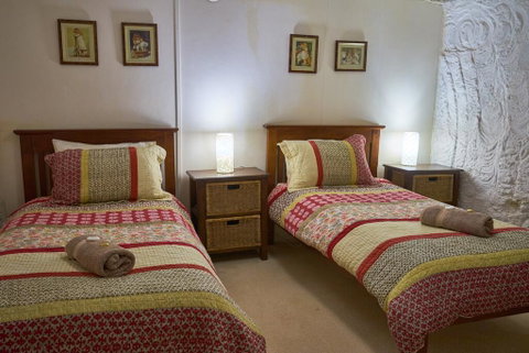 Underground Bed & Breakfast - Kawana Tourism 3