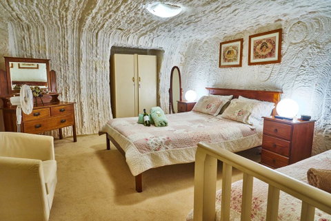 Underground Bed & Breakfast - Kawana Tourism 2