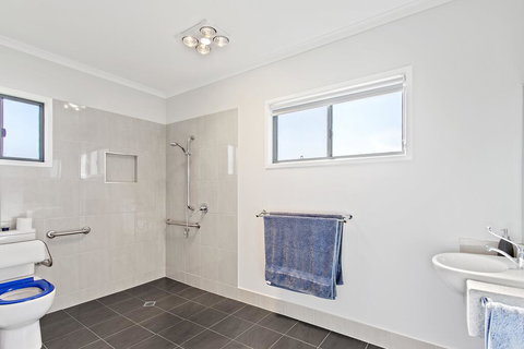 Valley Cabins By The Creek - Kawana Tourism 3