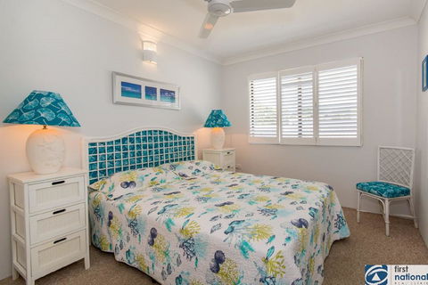 VIEWS VIEWS VIEWS! Front Top Floor Waterfront Unit - Chnook Apartments South Esp, Bongaree - Kawana Tourism 2