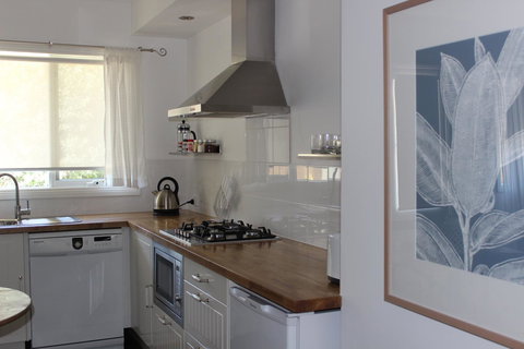 Amelina Cottages - Kawana Tourism 21