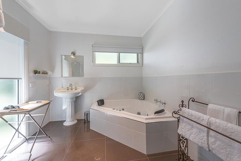 Amelina Cottages - Kawana Tourism 9