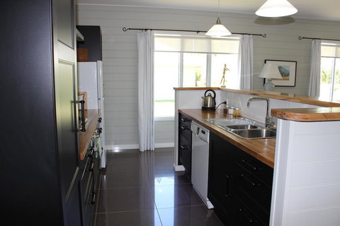 Amelina Cottages - Kawana Tourism 35