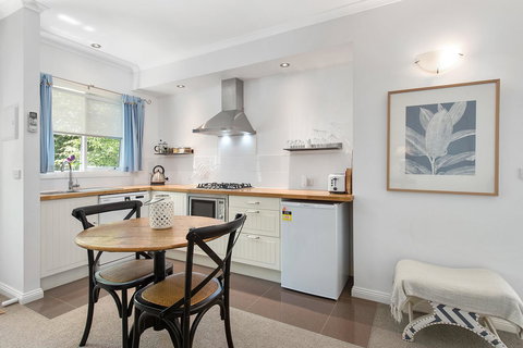 Amelina Cottages - Kawana Tourism 14