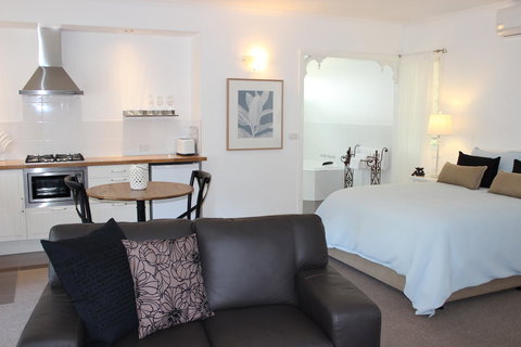 Amelina Cottages - Kawana Tourism 25