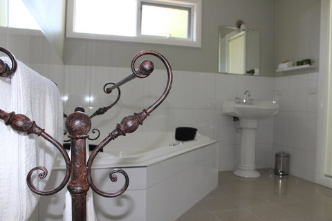 Amelina Cottages - Kawana Tourism 24