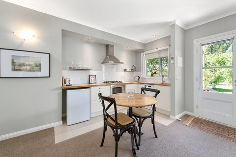 Amelina Cottages - Kawana Tourism 11