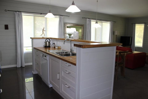 Amelina Cottages - Kawana Tourism 31