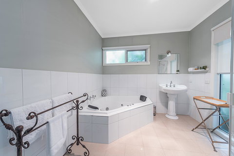 Amelina Cottages - Kawana Tourism 8