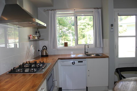 Amelina Cottages - Kawana Tourism 26