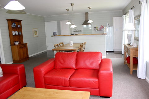 Amelina Cottages - Kawana Tourism 28