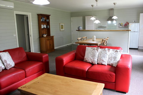 Amelina Cottages - Kawana Tourism 29