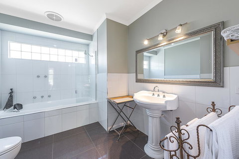 Amelina Cottages - Kawana Tourism 10