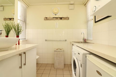 Colour Pop Fitzroy - 3 Bedroom Pet Friendly - Kawana Tourism 18