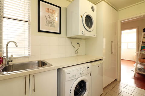 Colour Pop Fitzroy - 3 Bedroom Pet Friendly - Kawana Tourism 19