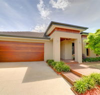 Newington Lakehouse - Kawana Tourism