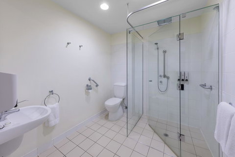 Park Regis Griffin Suites - Kawana Tourism 20