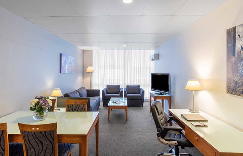 Park Regis Griffin Suites - Kawana Tourism 8