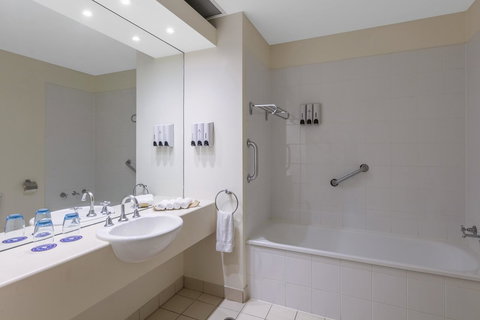 Park Regis Griffin Suites - Kawana Tourism 18