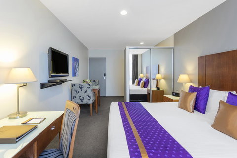 Park Regis Griffin Suites - Kawana Tourism 10