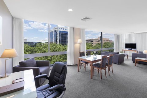 Park Regis Griffin Suites - Kawana Tourism 4