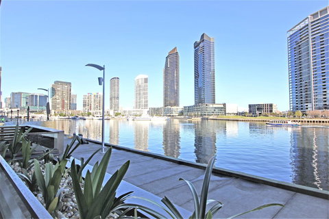 Auzzie Apartments Docklands, Melbourne - Kawana Tourism 13