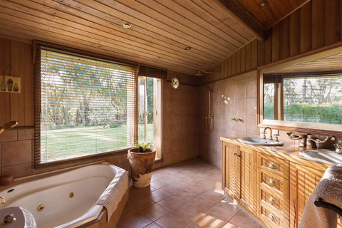 Kangaroo Manor - Kawana Tourism 19