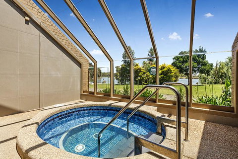 Lakeside Country Club - Kawana Tourism 1