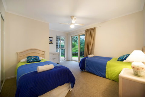 Whale Watch Ocean Beach Resort - Kawana Tourism 6