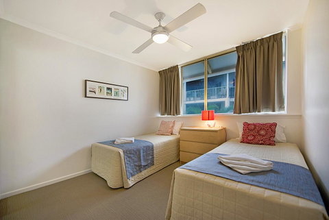Whale Watch Ocean Beach Resort - Kawana Tourism 8