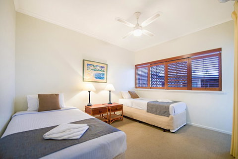 Whale Watch Ocean Beach Resort - Kawana Tourism 11