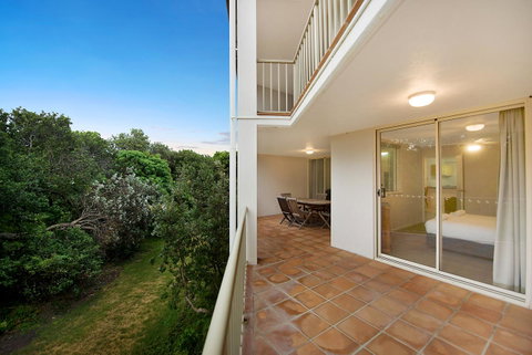 Whale Watch Ocean Beach Resort - Kawana Tourism 7