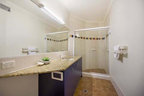 Whale Watch Ocean Beach Resort - Kawana Tourism 12