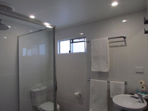 Alex Beach Cabins And Tourist Park - Kawana Tourism 1