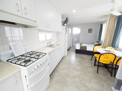 Alex Beach Cabins And Tourist Park - Kawana Tourism 29
