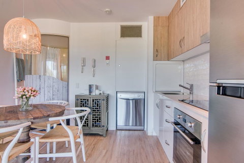 Grand Palais Boolarong Beachside Apartments - Kawana Tourism 6